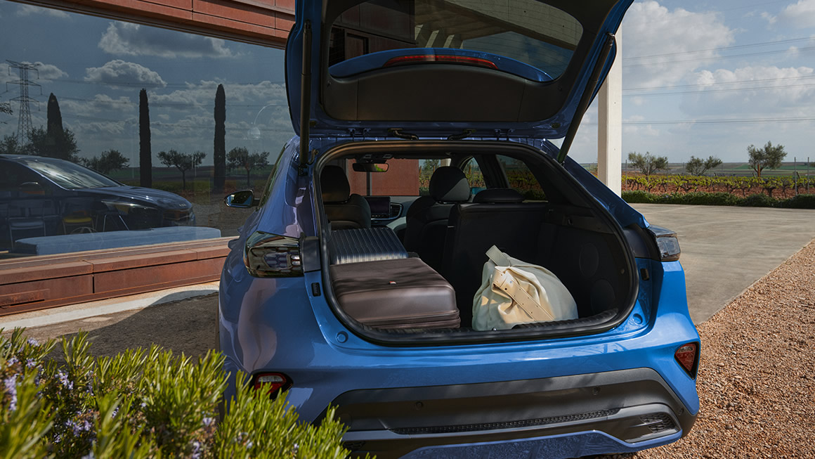 Kia XCeed von hinten mit geöffneter Heckklappe